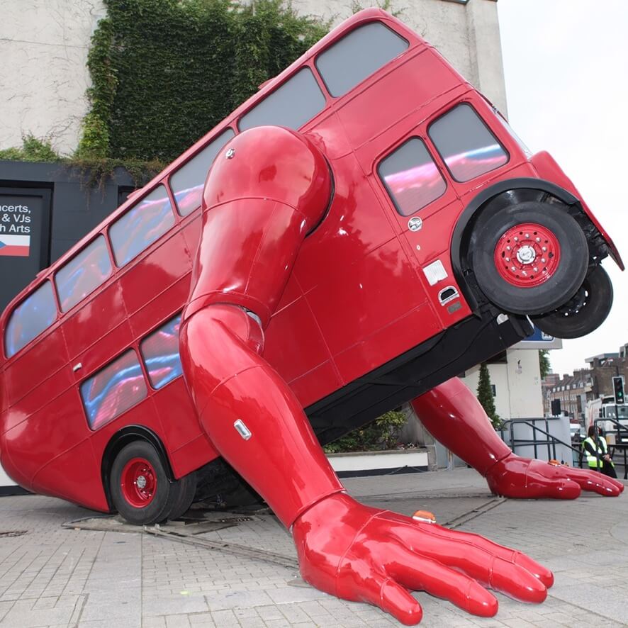 Ein echter London Bus, welcher Push-ups machen kann.
