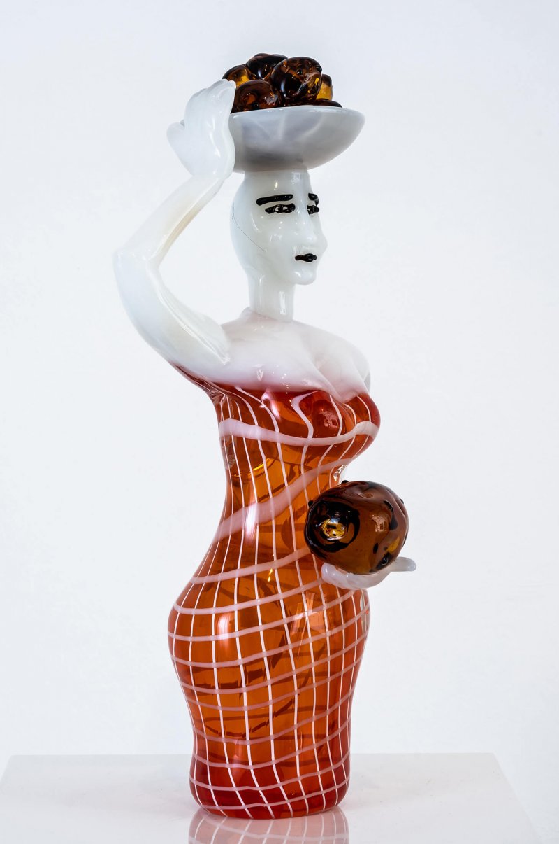 Elvira Bach - Keramik Frau mit Erdbeere, rechts