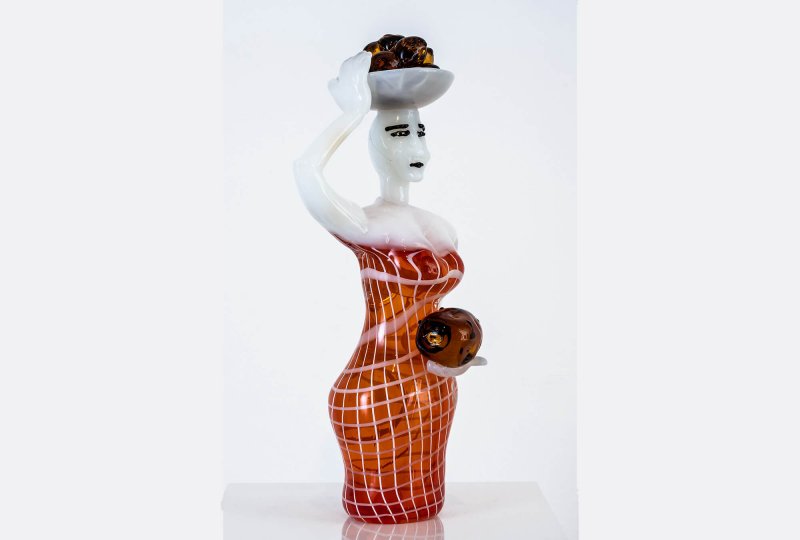 Elvira Bach - Keramik Frau mit Erdbeere, klein